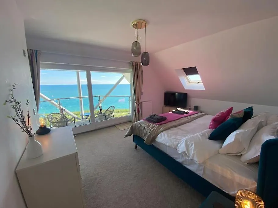 Cliff Top Heights-Beach Front House Near Brighton Holiday home