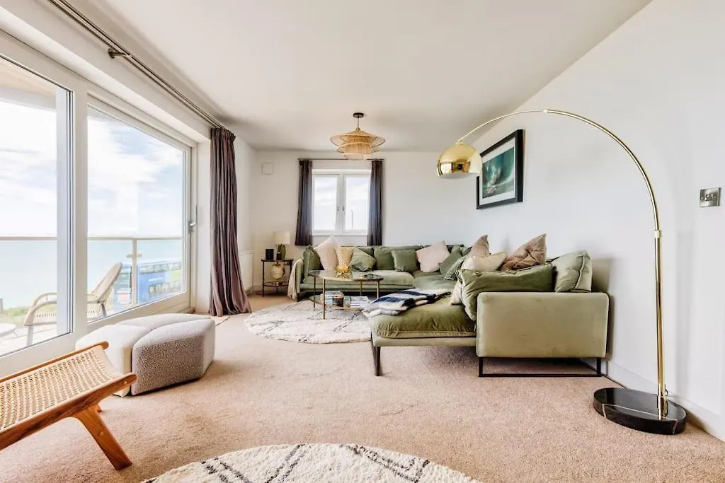 Cliff Top Heights-Beach Front House Near Brighton Holiday home