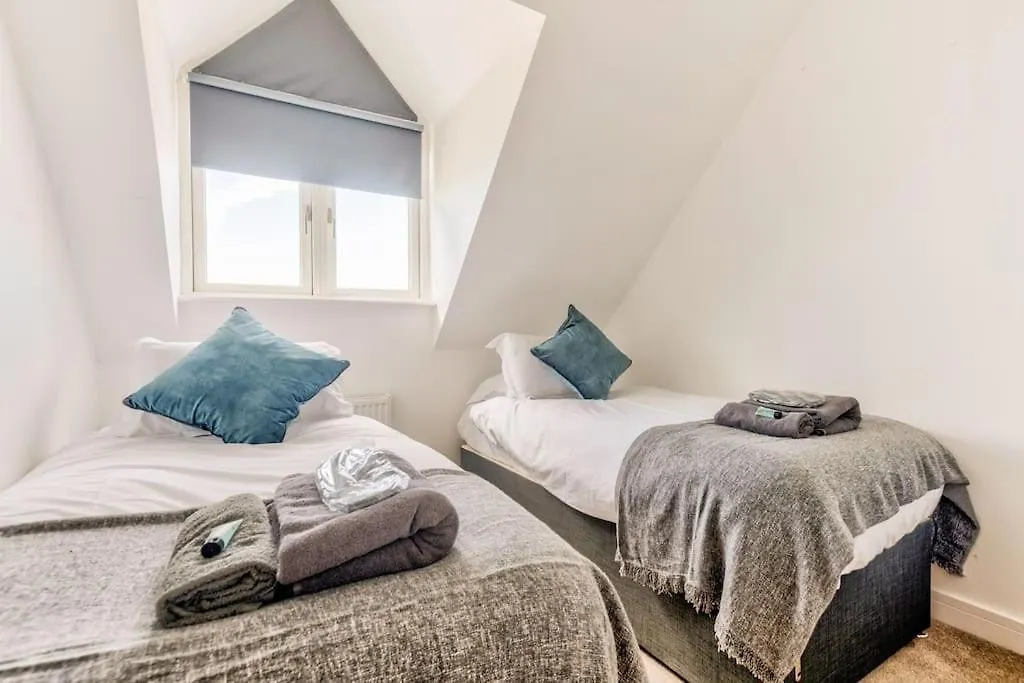 Cliff Top Heights-Beach Front House Near Brighton Holiday home