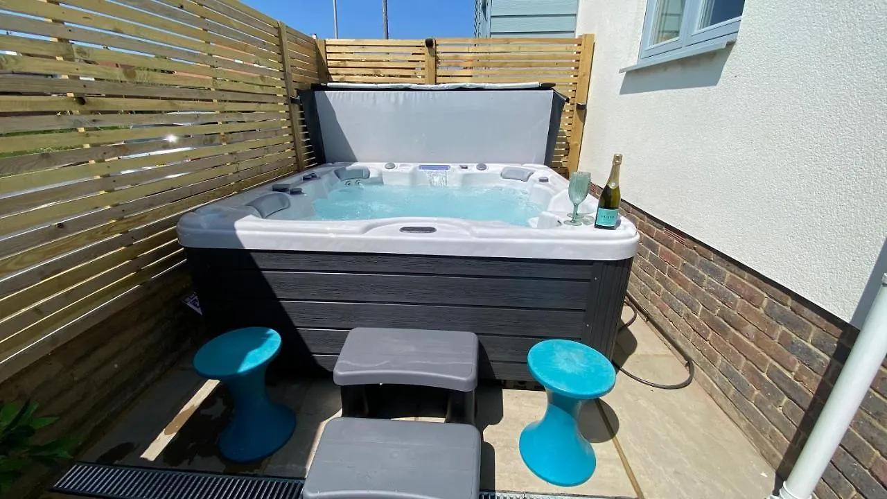 Cliff Top Heights-Beach Front House Near Brighton Holiday home